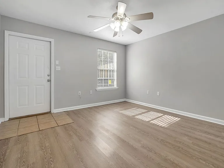 2738 W Tharpe St #404 — Photo 16