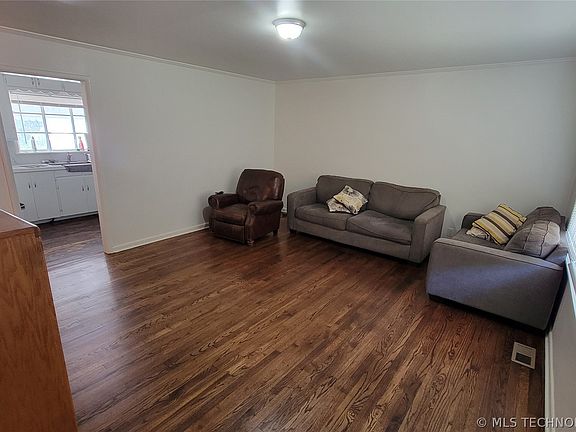 2nd image of 1046 N College Ave