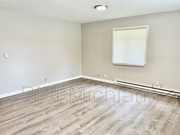 3rd image of 2265 Johnson St