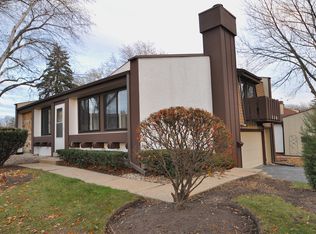 110 Cascade Dr, Indian Head Park, IL 60525