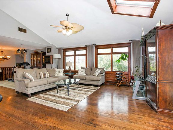 2nd image of 10 Lake St
