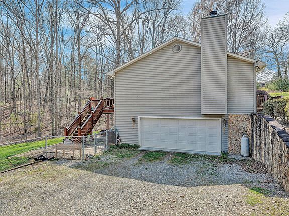 3rd image of 542 Mount Airy Rd