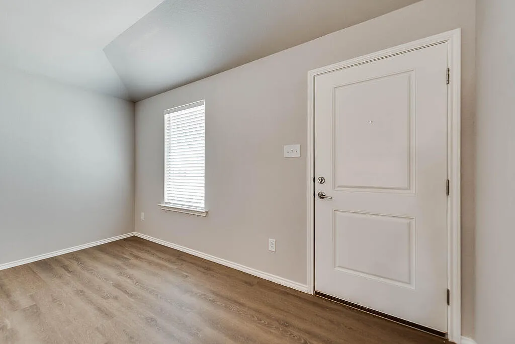 3 bed, 2.0 bath, 1511 sqft, $2,600 — Photo 2