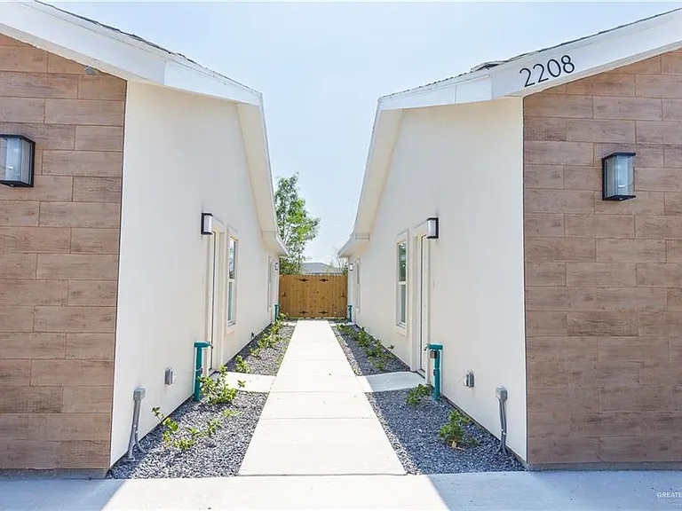 2204 E San Andrea St #1 — Photo 2