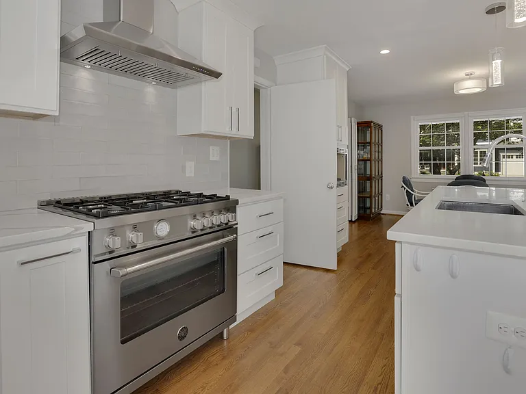 7517 Granada Dr — Photo 2
