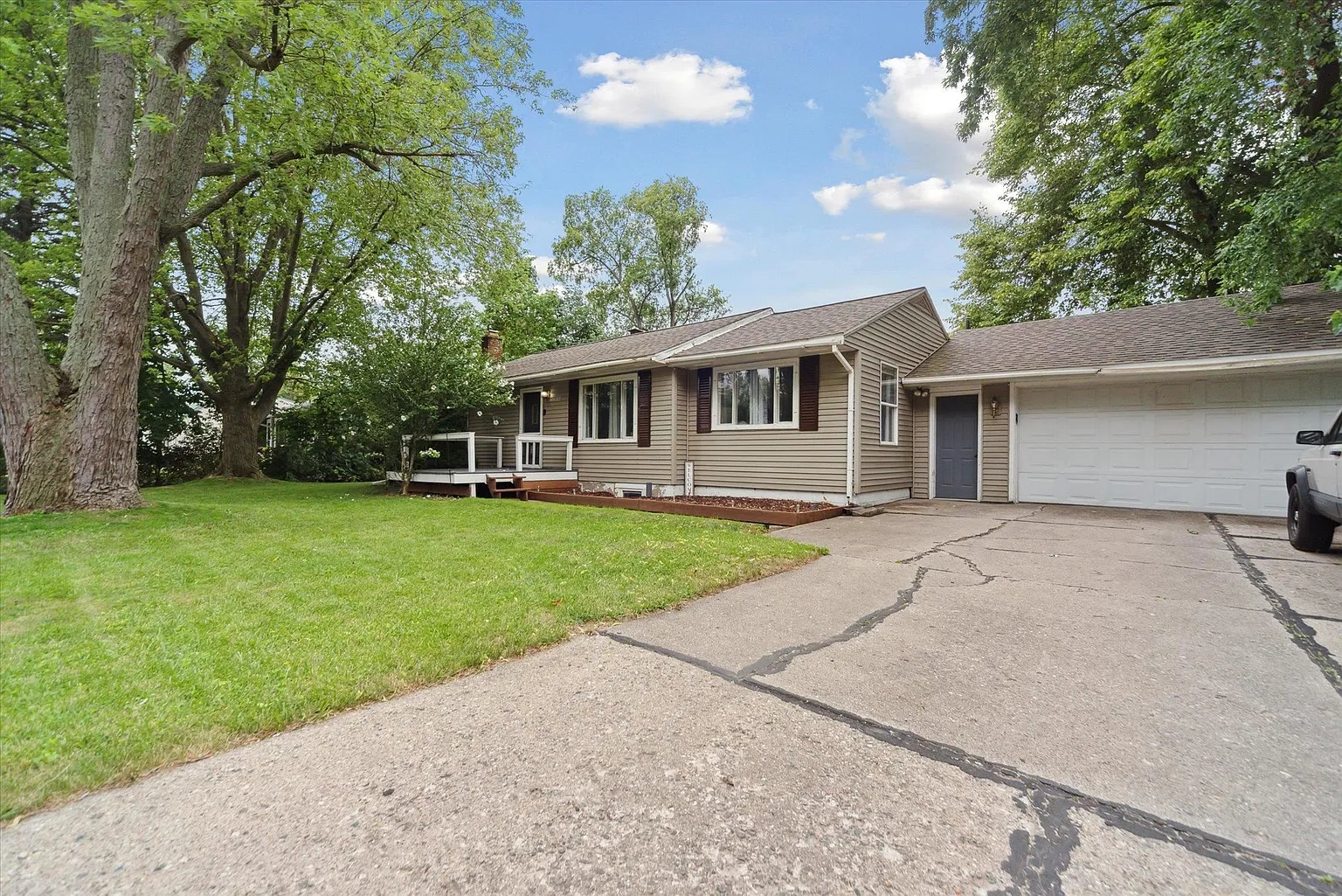 437 Iris Ave photo 1