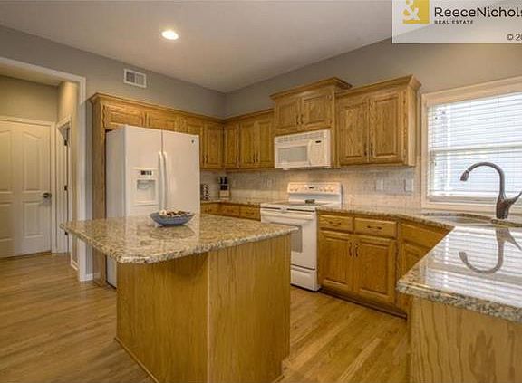 Kitchen w/granite island, hardwoods