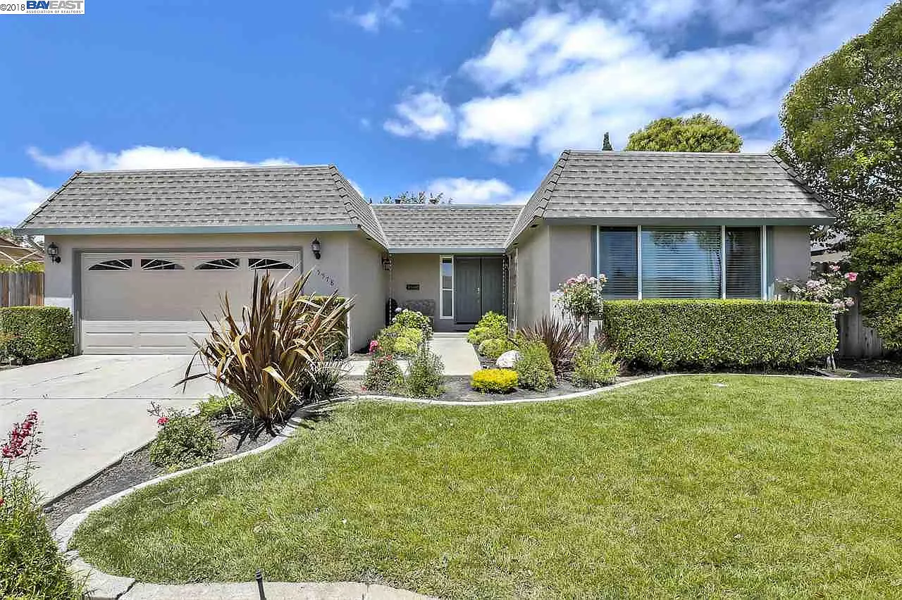 5578 Oakmont Cir photo 1