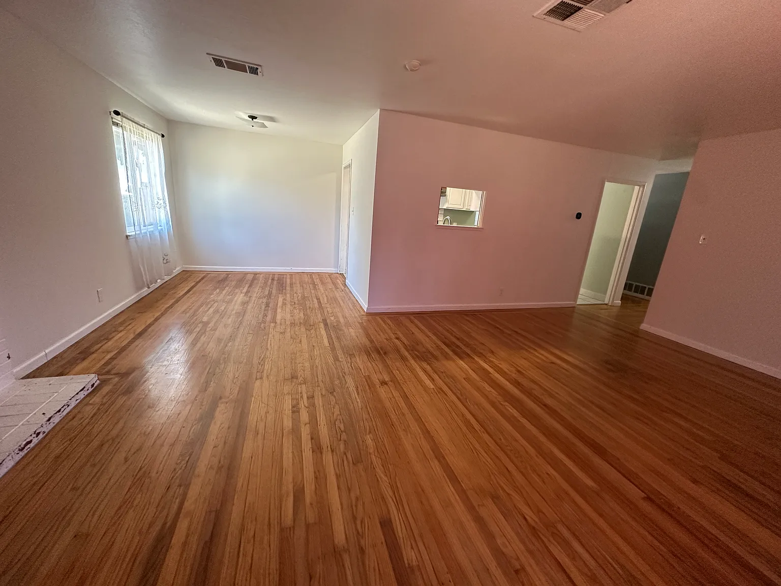 3 bed, 1176 sqft, $2,400 — Photo 3