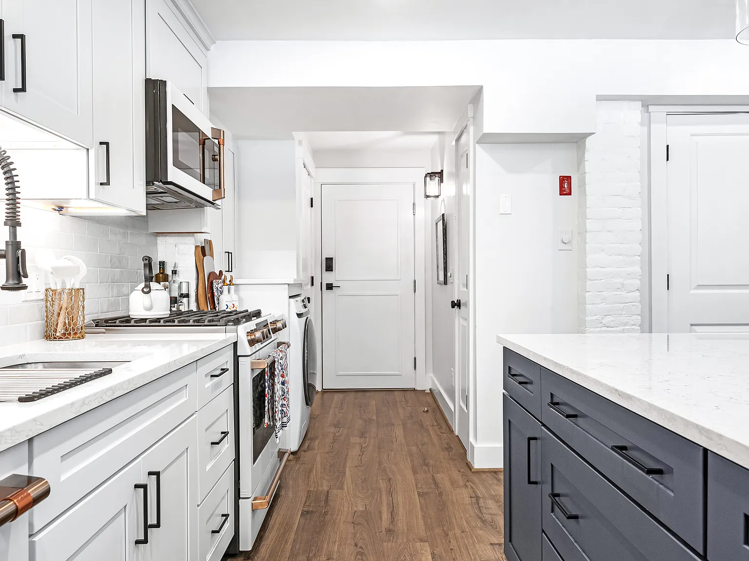 2 bed, 841 sqft, $3,000 — Photo 2