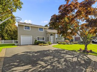 35 Phipps Ln, Plainview, NY 11803