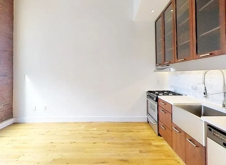 139 N 10th St #5D — Photo 2