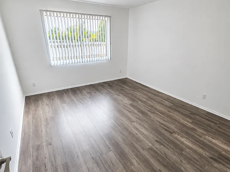 5531 Corteen Pl — Photo 34