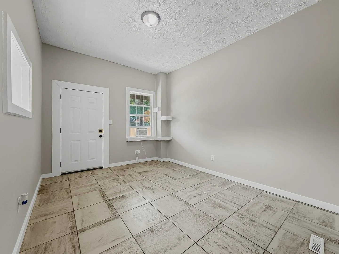 1129 N Pershing Ave — Photo 4