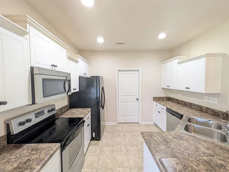 859 Westlawn Dr — Photo 4