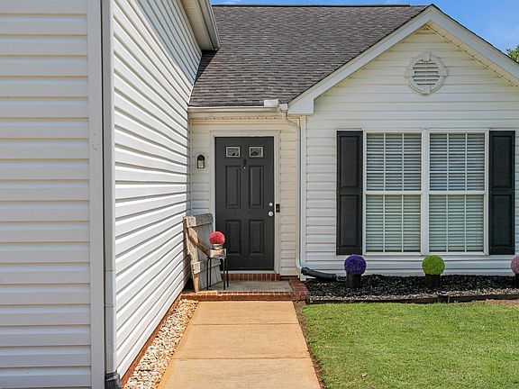 3rd image of 212 Clay Thorn Ct