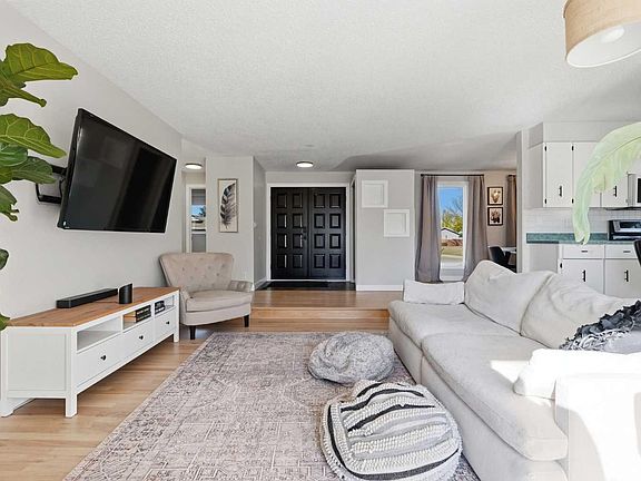 4th image of 25 Clark Cres