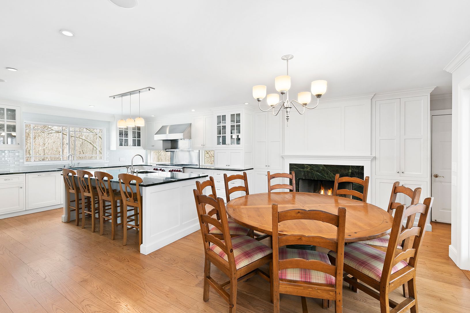 Eat-in Kitchen