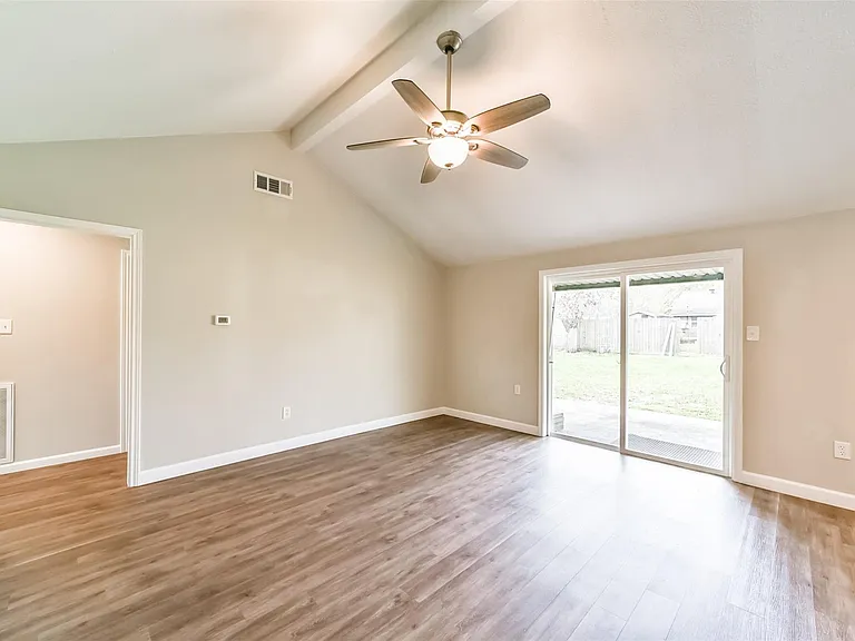 504 Avondale Ln — Photo 4