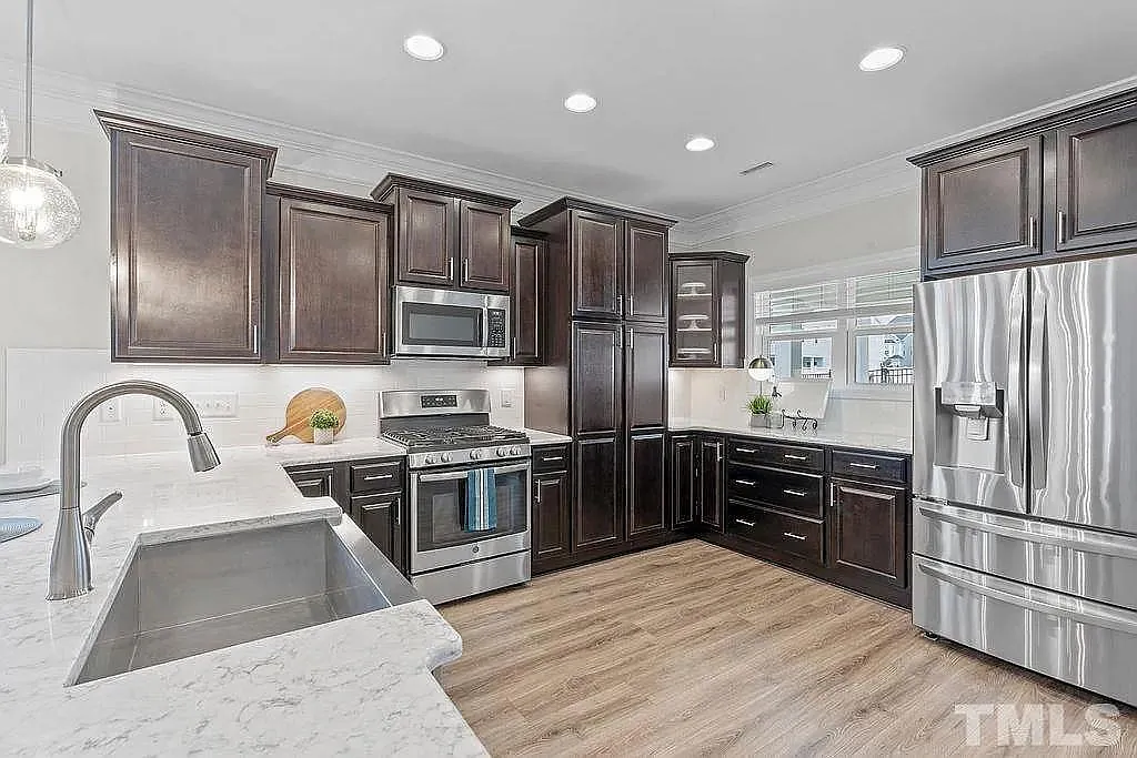 4 bed, 3.5 bath, 2433 sqft, $2,845 — Photo 4