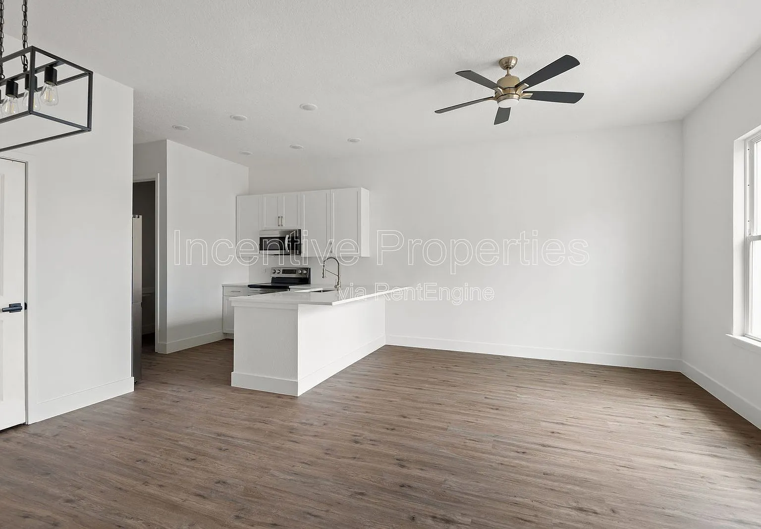 3 bed, 2.5 bath, 1465 sqft, $1,999 — Photo 2