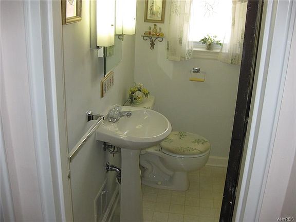 5th image of 260 Wellington Ave
