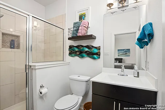 223 W Laurel — Photo 15