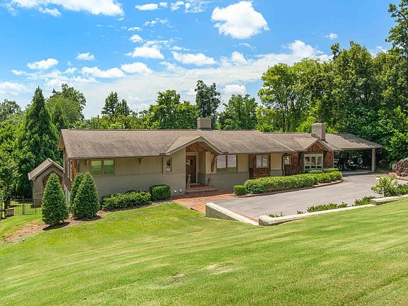 2nd image of 2225 Peacock Ln