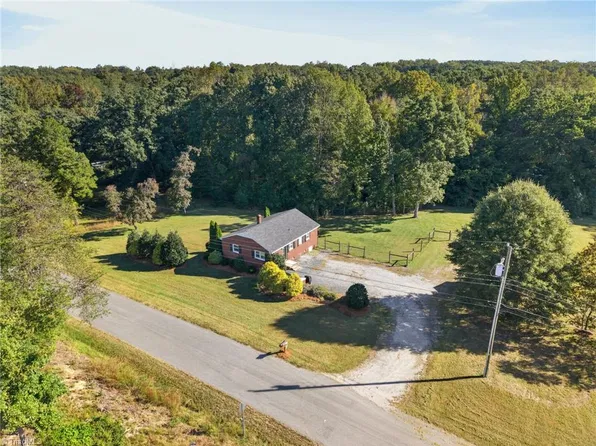 2833 Kivett Dr, Greensboro, NC 27407