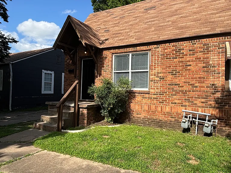 807 N Columbia Pl — Photo 1