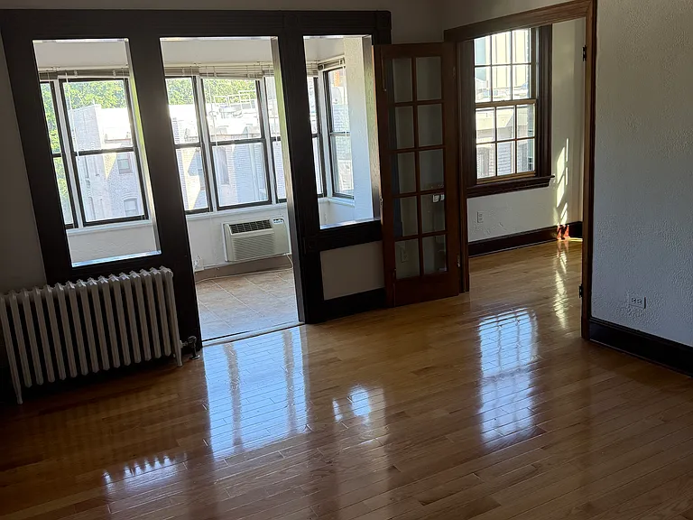 LR looking into sunroom/den