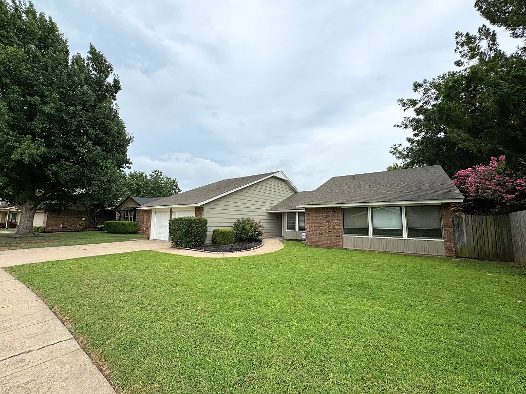 2228 South Whitbourne Pl. Oklahoma City OK 73170 — Photo 2