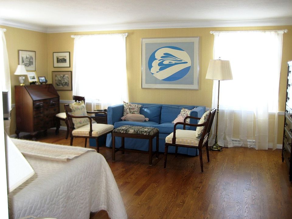 WITH SITTING AREA & DRESSING ROOM