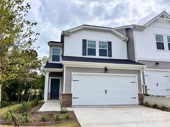 4105 Summit Woods Dr, Charlotte, NC 28216