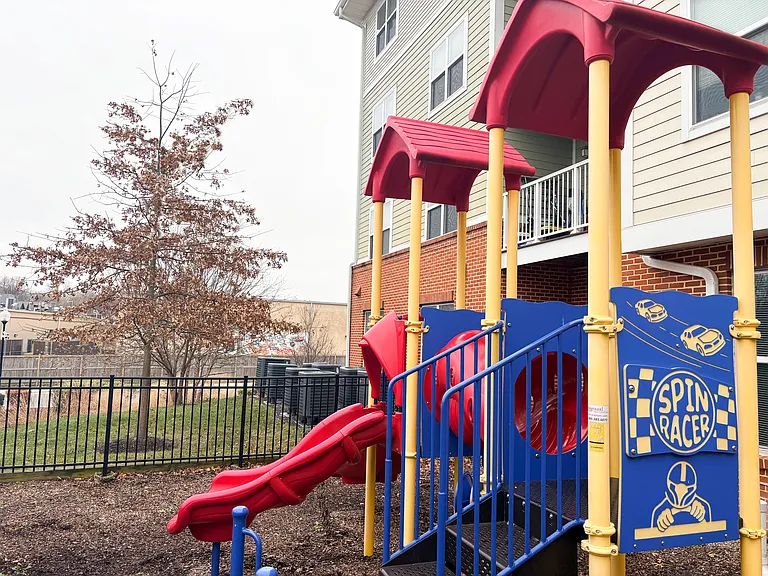Woodfield Commons — Photo 16
