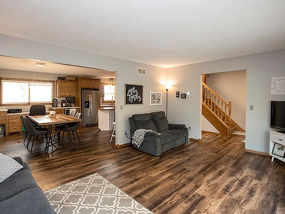 5th image of 330 Jefferson Ct