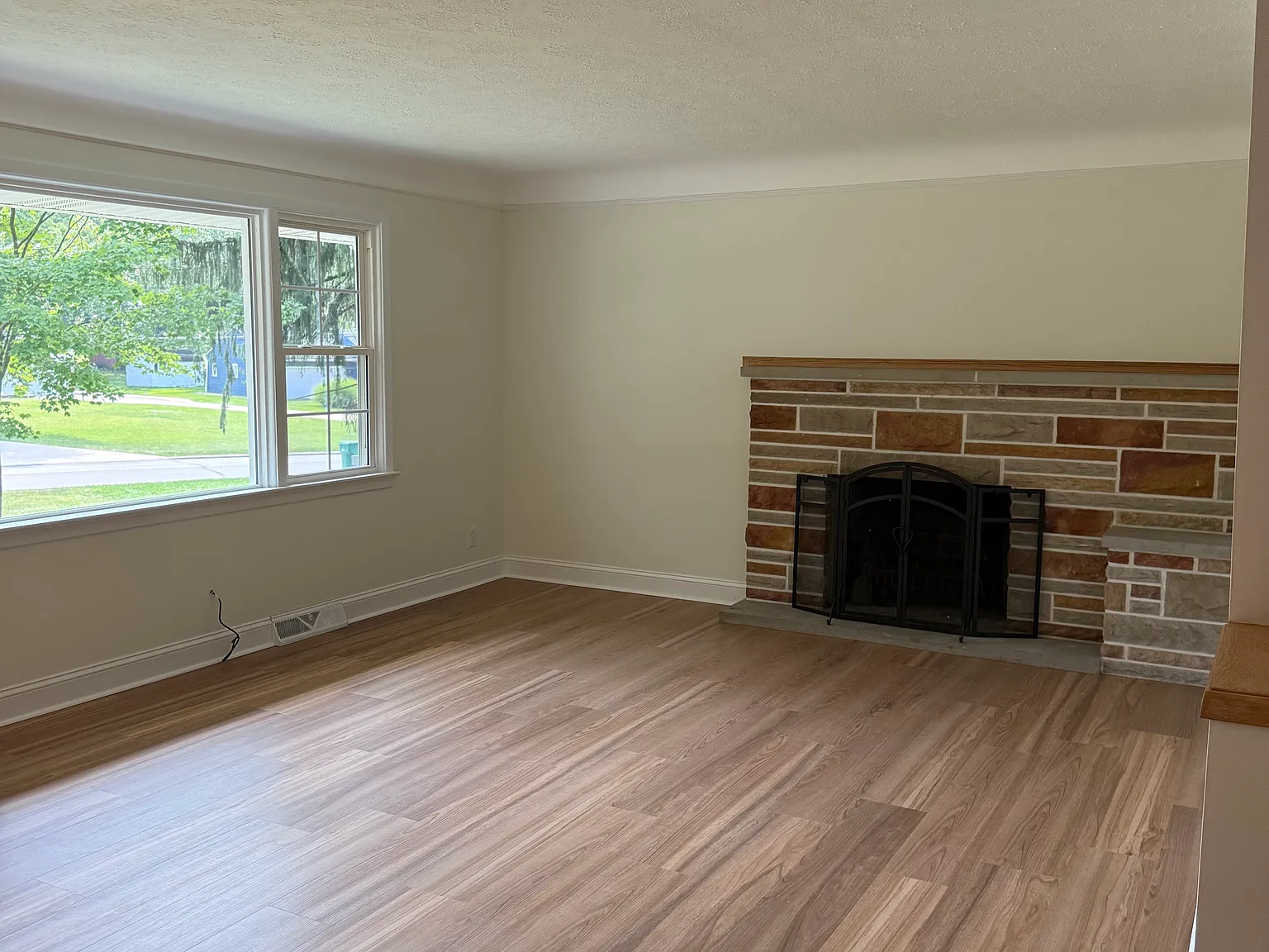 3 bed, 1.5 bath, 1316 sqft, $2,700 — Photo 4