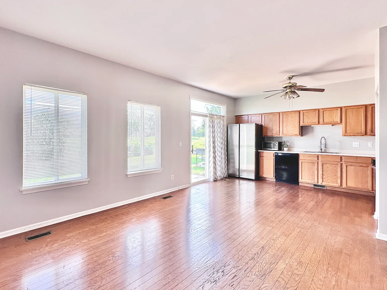 3 bed, 2.5 bath, 1678 sqft, $2,449 — Photo 3