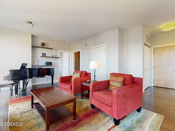 3rd image of 1005 South Blvd Unit 402