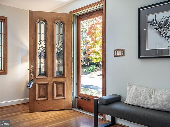 5th image of 128 N Park Dr