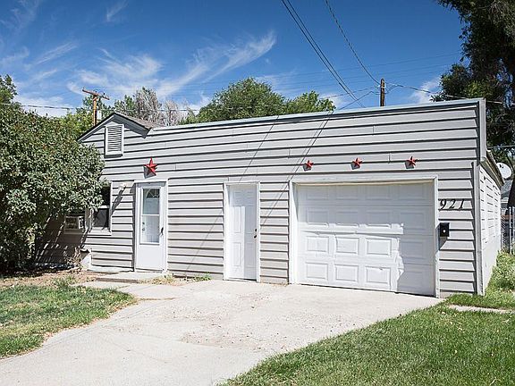 Entry to living room, plus entry door to the garage.