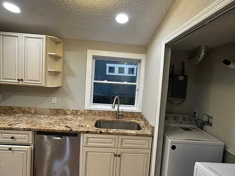 208 W Fox St — Photo 22
