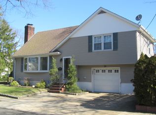 32 Elm St, Malverne, NY 11565