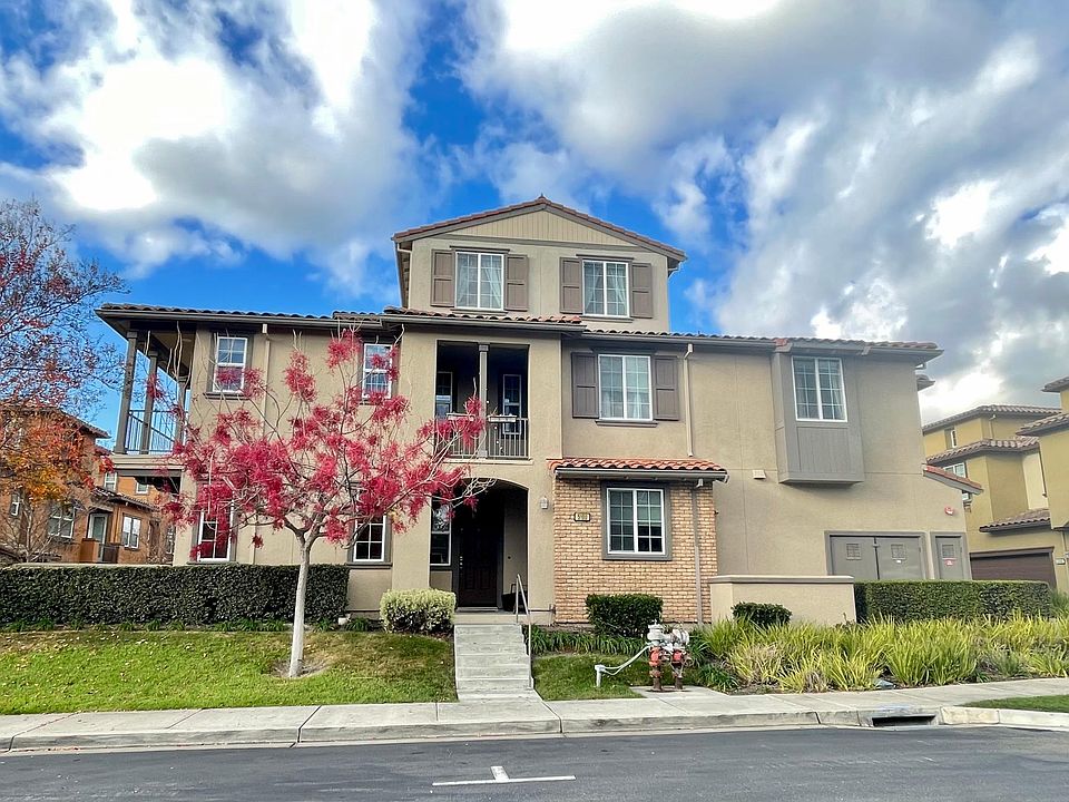 Corner plot Road Facing, Plenty of sunlight, ventilation, beautiful views!!
