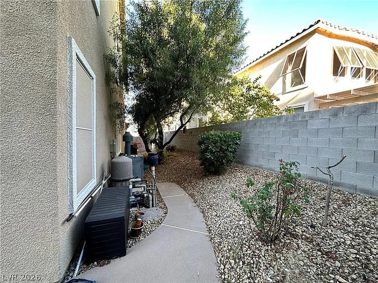 1211 Martini Dr — Photo 35