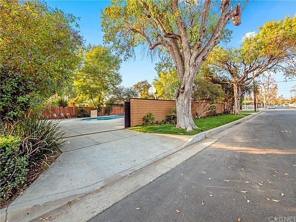 2nd image of 7553 Zelzah Ave
