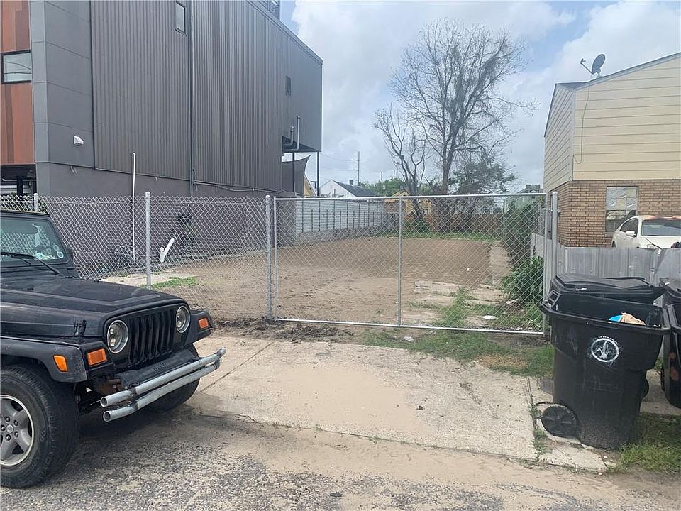 2nd image of 1822 Frenchmen St