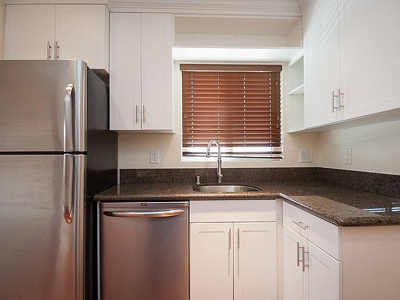 2nd image of 914 Emerald St Unit 1/2
