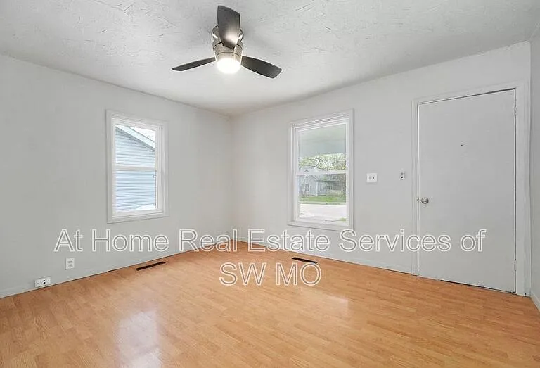 1621 W Lee St — Photo 2