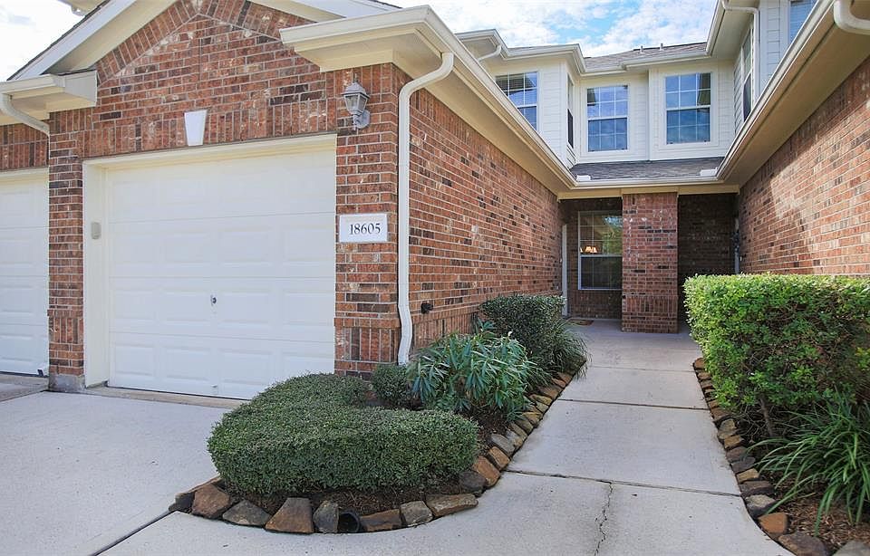 WELCOME TO 18605 SYNDEE LOCH CT in the gated Retreat of Gleannloch Farms, home of the Gleannloch Pines Golf Club. Culdesac location provides addtional parking and attractive greenspace.
